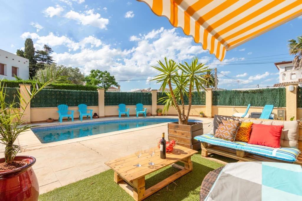 S46-Casa De Vacaciones Climatizada Con Piscina, En El Centro Junto Al Mar, Barbacoa Y Wiifi เอมปูเรียบราบา ภายนอก รูปภาพ