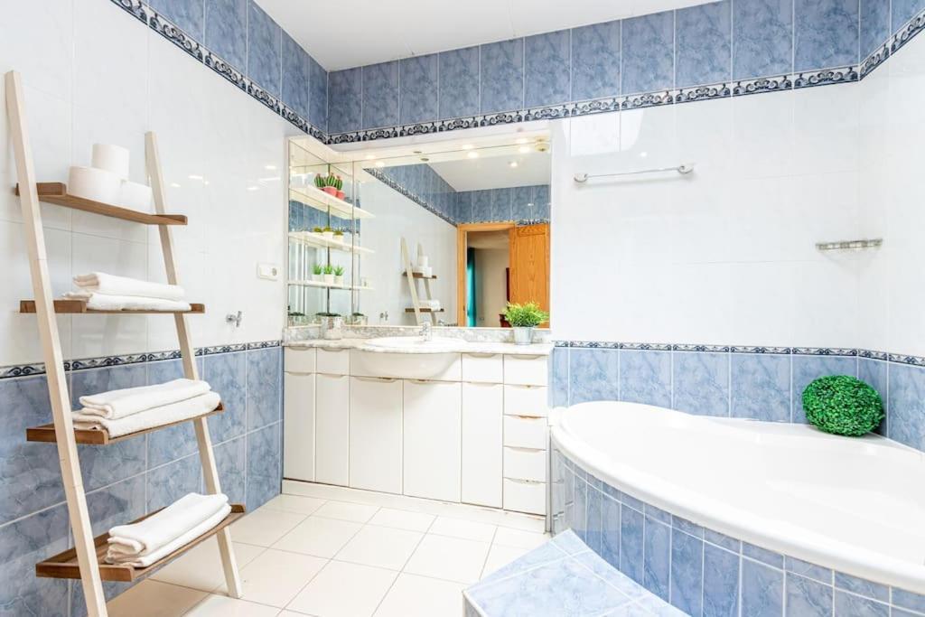 S46-Casa De Vacaciones Climatizada Con Piscina, En El Centro Junto Al Mar, Barbacoa Y Wiifi เอมปูเรียบราบา ภายนอก รูปภาพ