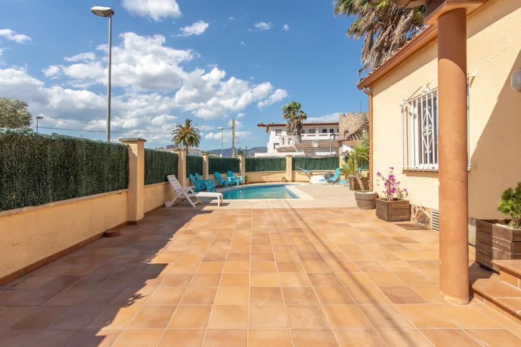 S46-Casa De Vacaciones Climatizada Con Piscina, En El Centro Junto Al Mar, Barbacoa Y Wiifi เอมปูเรียบราบา ภายนอก รูปภาพ