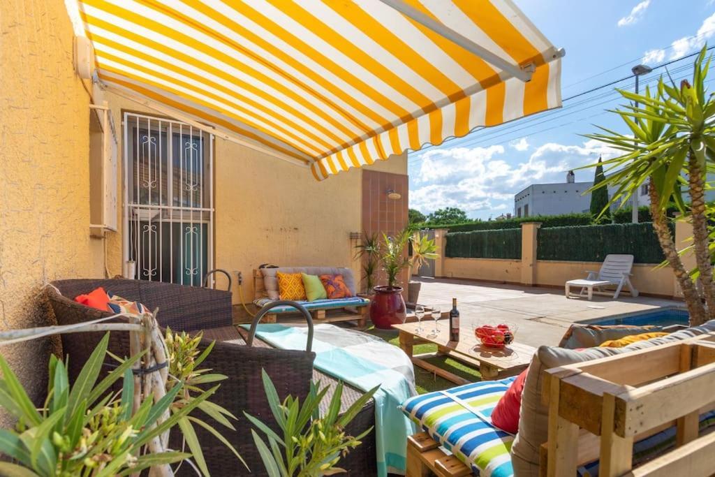 S46-Casa De Vacaciones Climatizada Con Piscina, En El Centro Junto Al Mar, Barbacoa Y Wiifi เอมปูเรียบราบา ภายนอก รูปภาพ